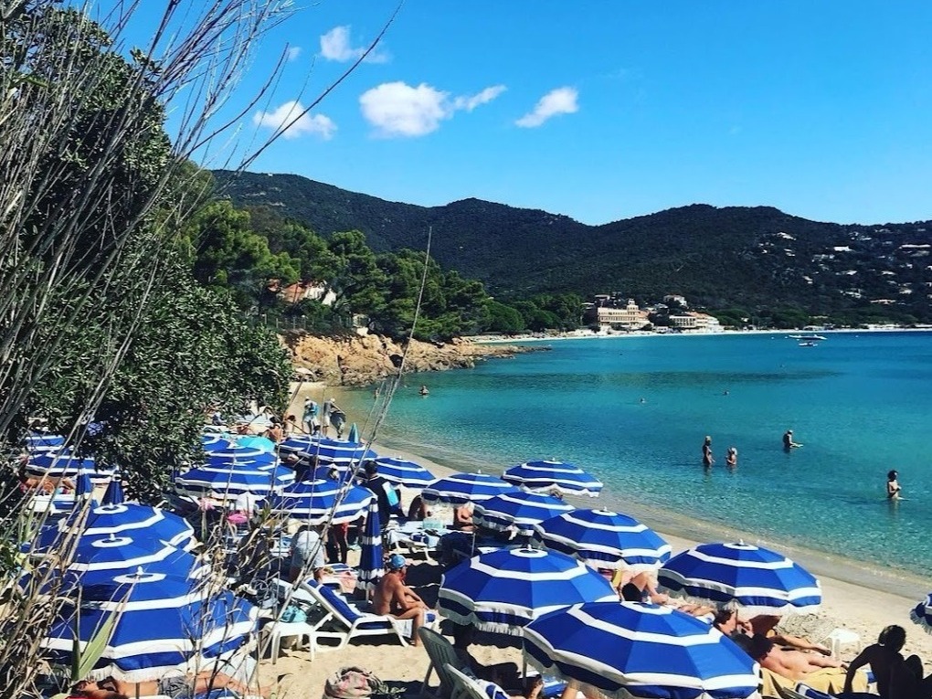 Plage du Layet — naturisme et restaurant pieds dans l’eau